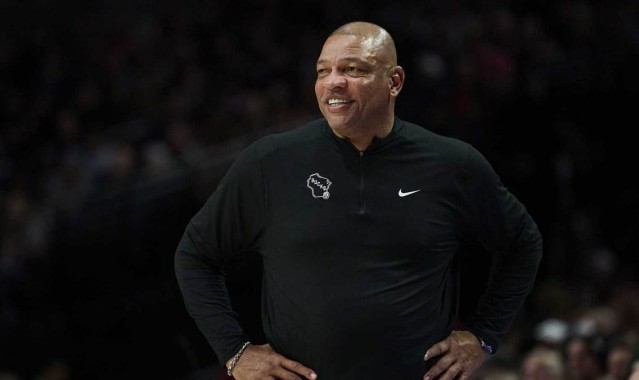开云体育-反应不一，道格·里弗斯入选名人堂引发NBA球迷争议