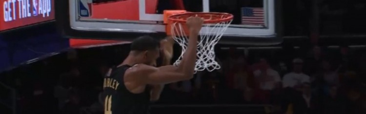 开云体育-毁天灭地！莫布里转身突破 腾空而起力压格威双手暴力隔扣