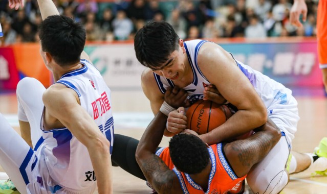 开云-卫冕冠军轰然倒下！榜首一夜易主，北京连升2位，7-12乱成一锅粥