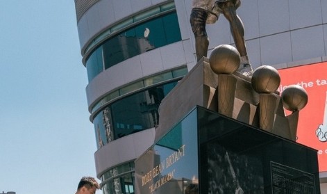 赵继伟社媒晒赴美动态：感想最多的就是到科比雕像前