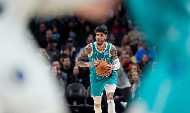 开云体育入口-18战15胜！黄蜂8人上双大胜独行侠升东部第九 三球15+5+9+5